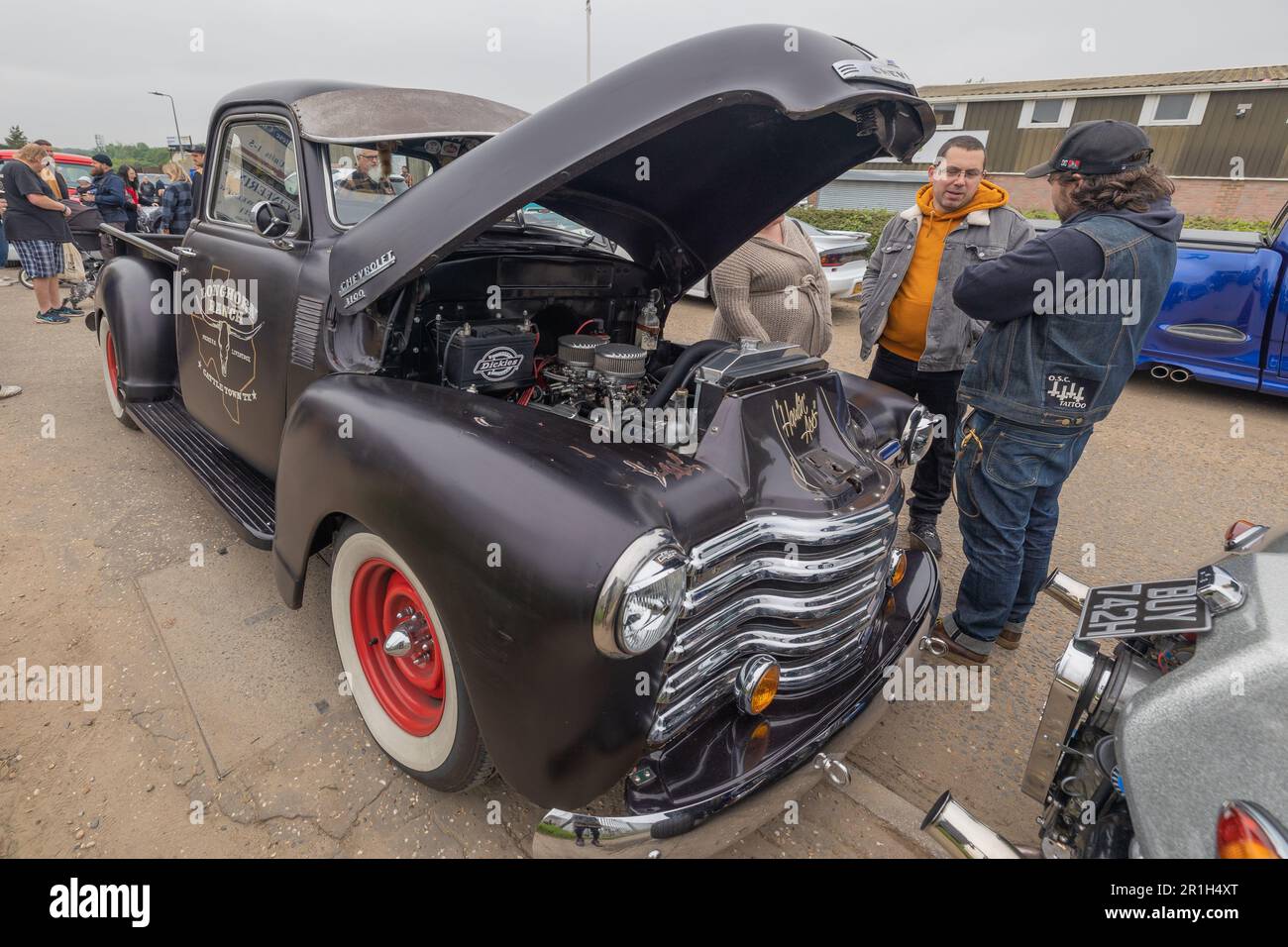 Rayleigh, Royaume-Uni. 14 mai 2023. Un pick-up noir restauré avec jantes rouges et pneus à flancs blancs, capot ouvert pour révéler le moteur, exposé lors d'un rassemblement de voitures anciennes à Rayleigh, Essex. Le logo indique « L.A. Speed Shop ». Les spectateurs observent et discutent du véhicule parmi d'autres voitures classiques. Camion de garage frais de ferme et véhicules américains exposés. Penelope Barritt/Alamy Live News Banque D'Images