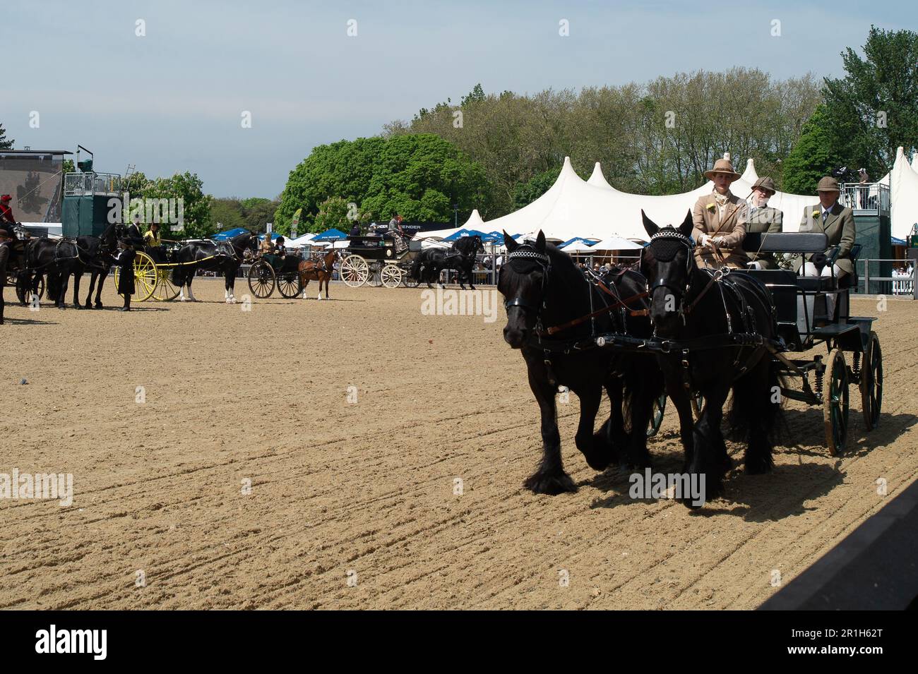 Windsor, Berkshire, Royaume-Uni. 14th mai 2023. Lady Louise Windsor au Royal Windsor Horse Show revient à la Castle Arena pour la rencontre Pol Roger de la British Driving Society - Retour de Drive. Le regretté duc d'Édimbourg a souvent été vu en voiture autour du grand parc de Windsor et sa grande fille Lady Louise, suit ses traces en conduisant la voiture du duc. Crédit : Maureen McLean/Alay Live News Banque D'Images