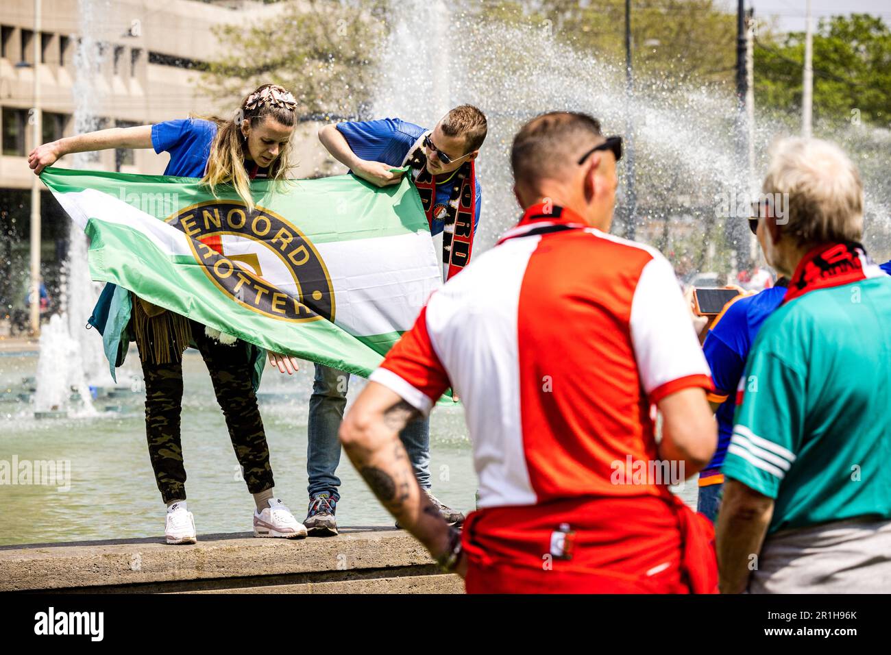 ROTTERDAM - les fans de Feyenoord dans le centre de Rotterdam, avant le match de leur club contre Go Ahead Eagles. Feyenoord est champion avec une victoire. En cas de perte ou de tirage, il y aura des rapprochements avec FC Emmen et vitesse. ANP ROB ENGELAR pays-bas sortie - belgique sortie Banque D'Images