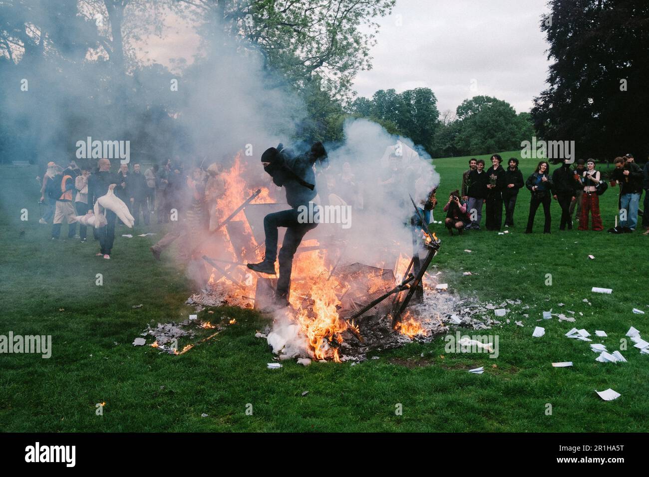 Paris, France. 12th mai 2023. Les gens participent à une manifestation de Carnival à partir de l'université des beaux-arts contre la réforme des retraites qui a été approuvée par le gouvernement pour augmenter l'âge de la retraite de 62 à 64 ans et a été confrontée à la résistance des syndicats et des citoyens depuis janvier 2023. La réforme du gouvernement de Macron comprend le report de l'âge légal de la retraite et est opposée par 70% de la population française. Credit: João Daniel Pereira/Alay Live News Banque D'Images