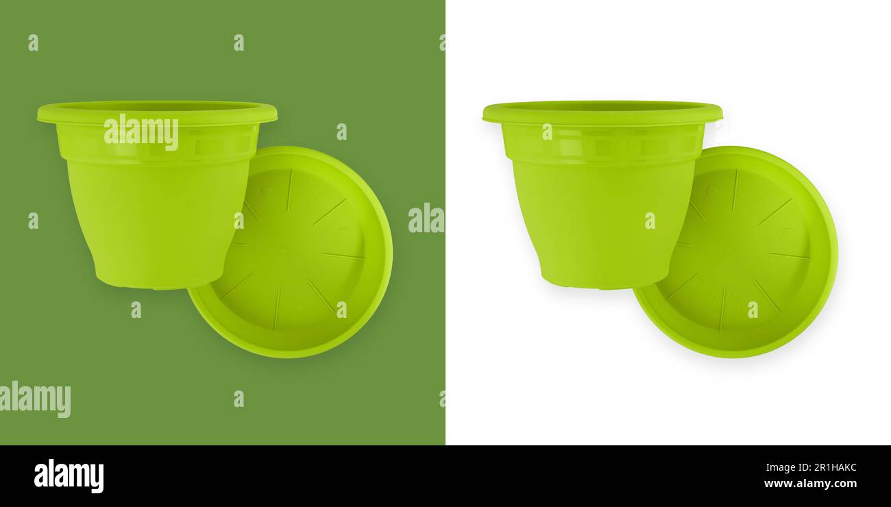 Matériel de jardinage, pots de jardin en plastique vert avec assiettes, vue de dessus isolée sur fond blanc et vert. Bannière pour les travaux de plantation ou la boutique de produits Banque D'Images