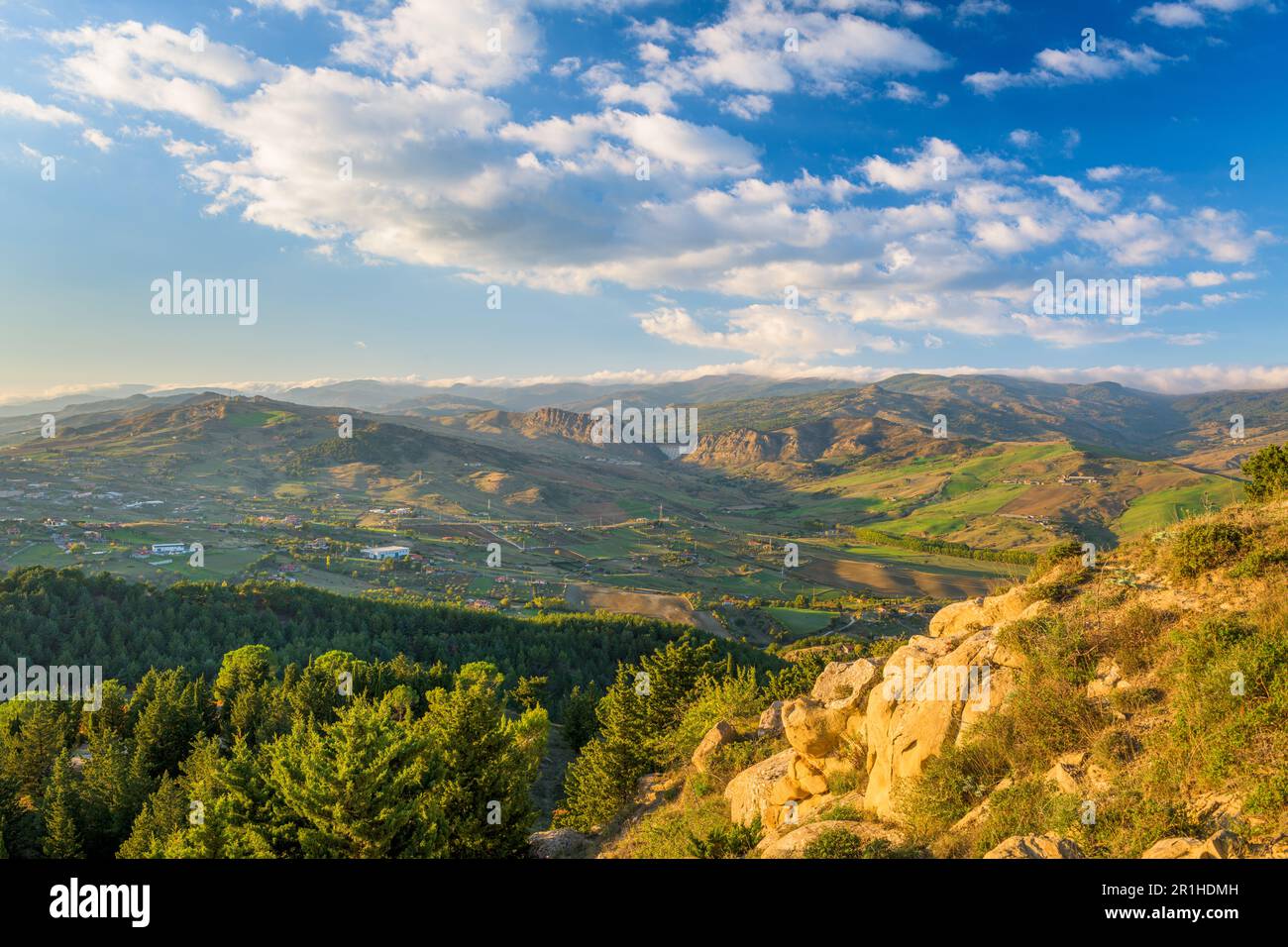 Paysage rural hors de Messine, Sicile, Italie. Banque D'Images