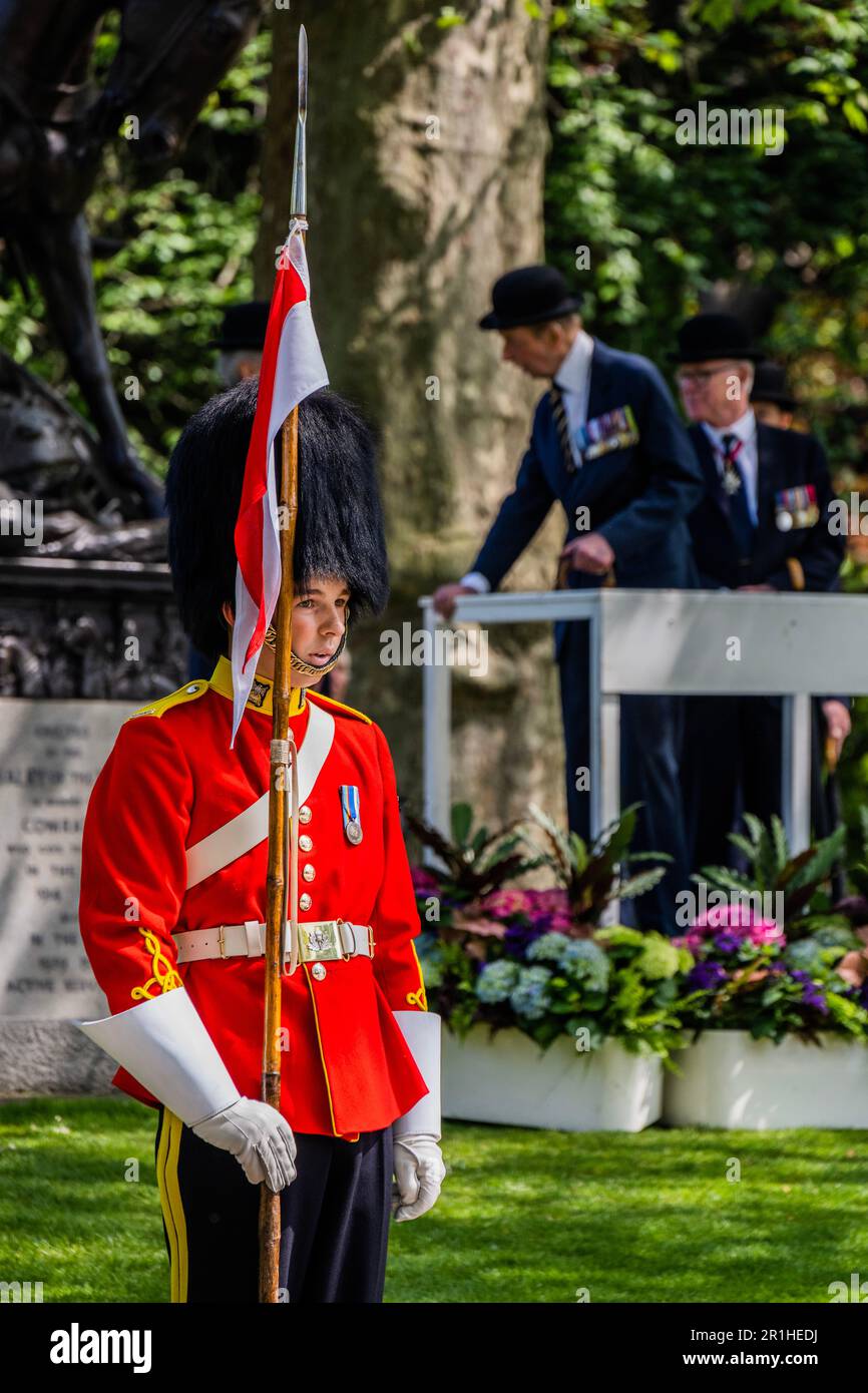 Londres, Royaume-Uni. 14th mai 2023. Le passé de mars devant le duc de Kent - la parade combinée de Cavalry de 100th à Hyde Park. 2 000 les troupes de Cavalry, les anciens combattants et les cadets marchent avec des bandes militaires à leur mémorial pour un service en présence de HRH le duc de Kent, et la couronne pose au Mémorial de George et Dragon Cavalry. La majorité ne sont pas en uniforme, portant des costumes et des cravates régimentaires, avec des officiers en chapeaux de bowler et portant des parapluies à fourrure. Crédit : Guy Bell/Alay Live News Banque D'Images