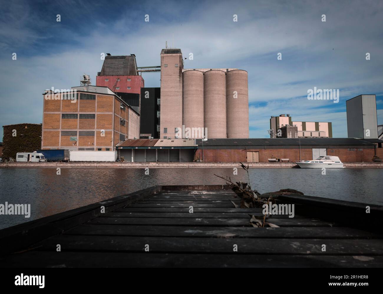 Un canal à côté d'un vieux silo en été Banque D'Images