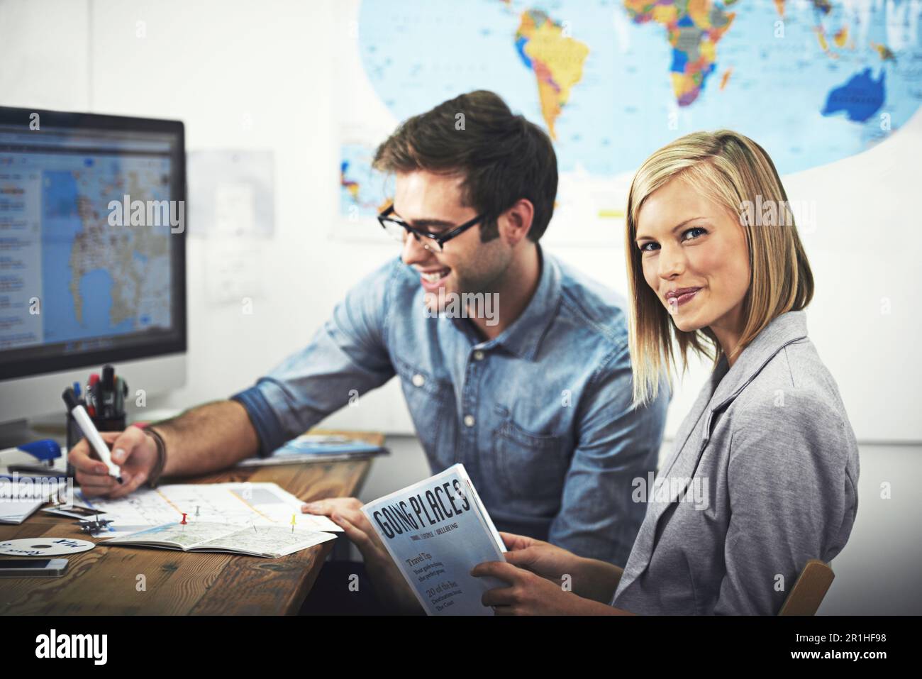 Bureau de l'agence de voyage, agent de portrait et personnes heureuses planifiant la collaboration, le travail d'équipe ou la coopération sur le voyage. Voyage, brochure touristique et équipe Banque D'Images