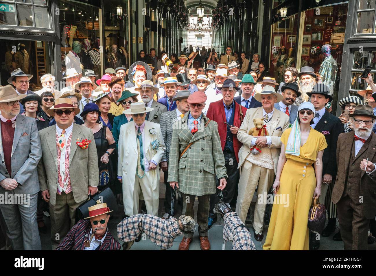 Londres, Royaume-Uni. 14th mai 2023. Alexander Larman, rédacteur littéraire du magazine CHAP, lit aux flaneurs assemblés. La promenade annuelle du Grand Flaneur voit des chapettes et des chapettes, des dandies et des quaintrelles dans un style impeccable et des flanning et des promenades sans but autour de St James et des environs de Londres. La promenade commence toujours à la statue de la dandy socialite beau Brummell et fait lentement son chemin autour de la région. Credit: Imagetraceur/Alamy Live News Banque D'Images