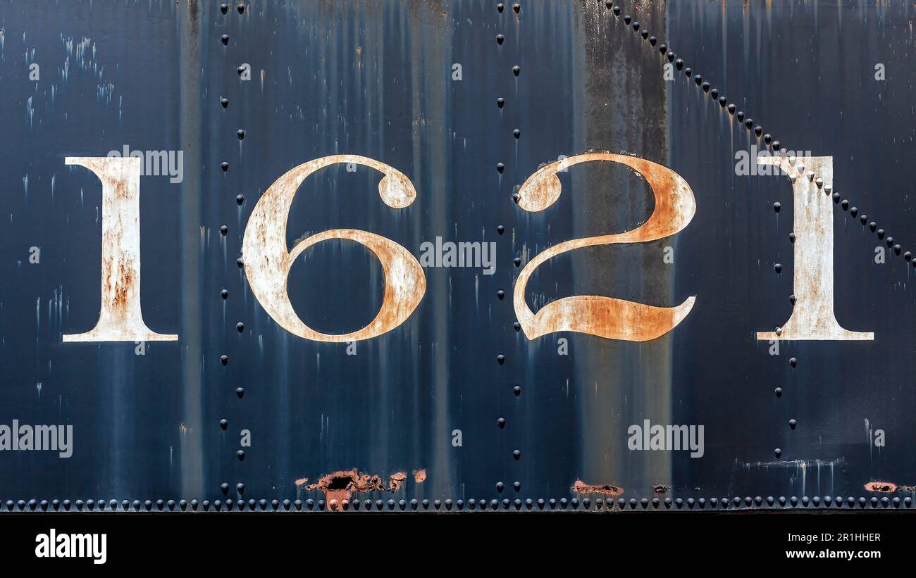 Grunge l'arrière-plan en métal rouillé usé avec des numéros peints ébréchés et décolorés Banque D'Images