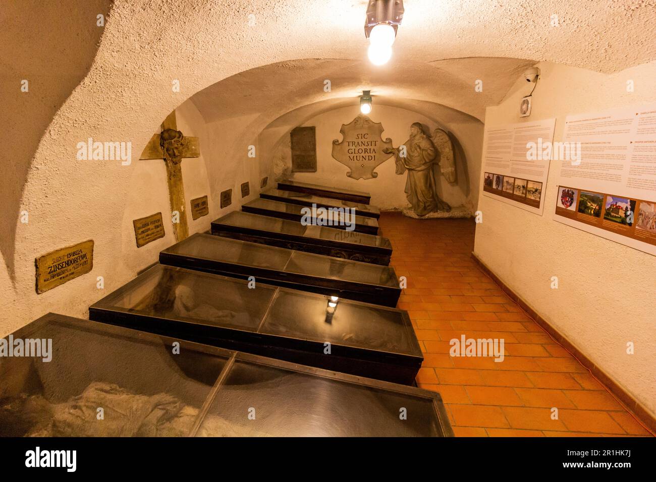 BRNO, TCHÉQUIE - 6 SEPTEMBRE 2021: Momies dans la crypte des Capucins à Brno, République Tchèque Banque D'Images