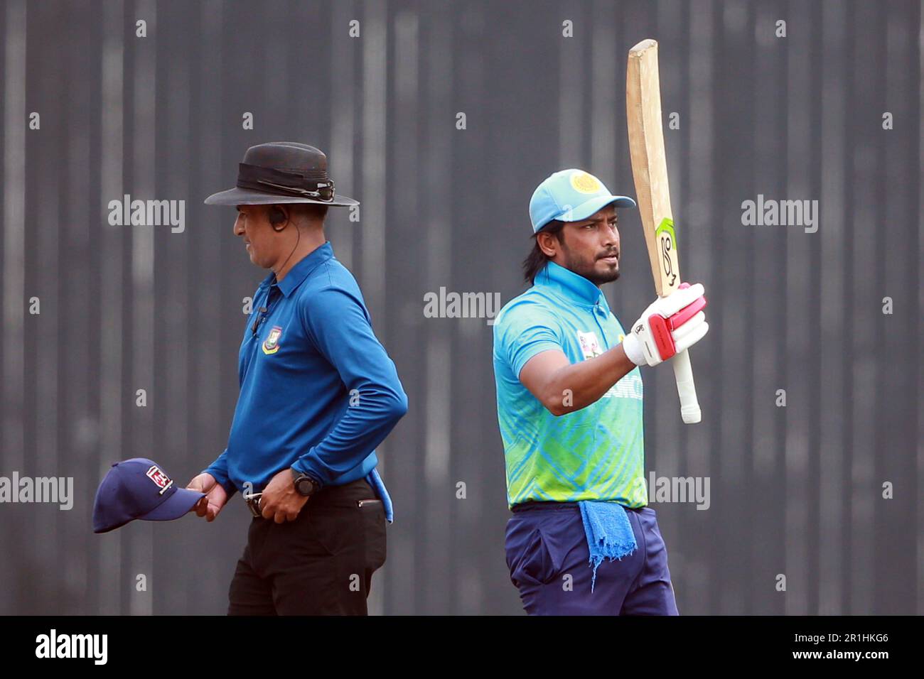 Abahani Ltd Batter Anamul Haque fête ses cinquante courses lors du match de la ligue de cricket 2022-23 de la première division de Dhaka entre Abahani Banque D'Images