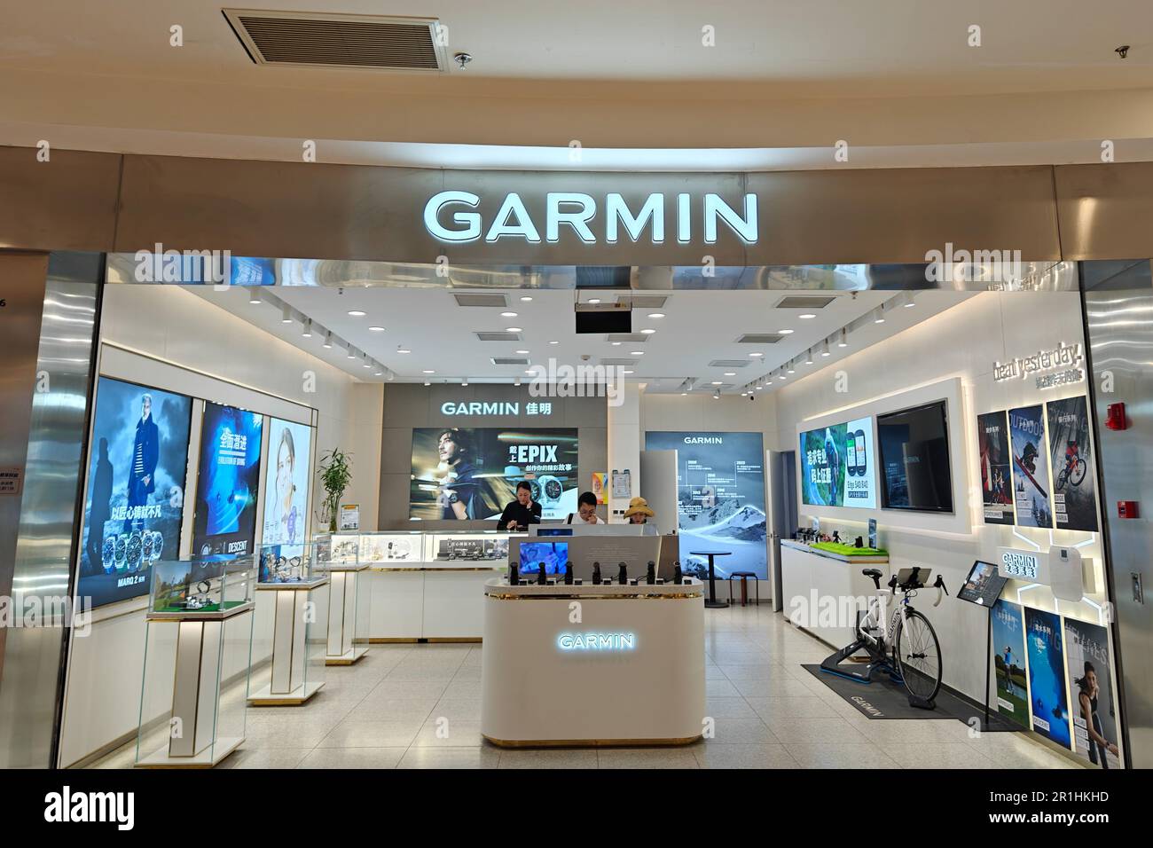 SHANGHAI, CHINE - 14 MAI 2023 - Un magasin de montres de sport Garmin est visible à Shanghai, Chine, le 14 mai 2023. Banque D'Images