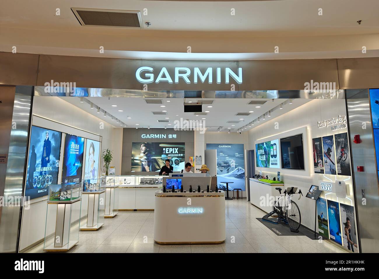SHANGHAI, CHINE - 14 MAI 2023 - Un magasin de montres de sport Garmin est visible à Shanghai, Chine, le 14 mai 2023. Banque D'Images