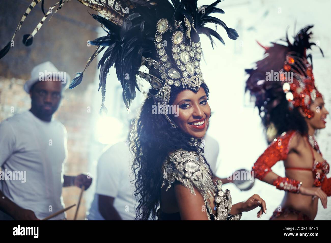 Portrait de festival, danseuse de carnaval et femme sourient avec de la musique et fête au Brésil. Mardi gras, danse et costume d'événement culturel avec Banque D'Images