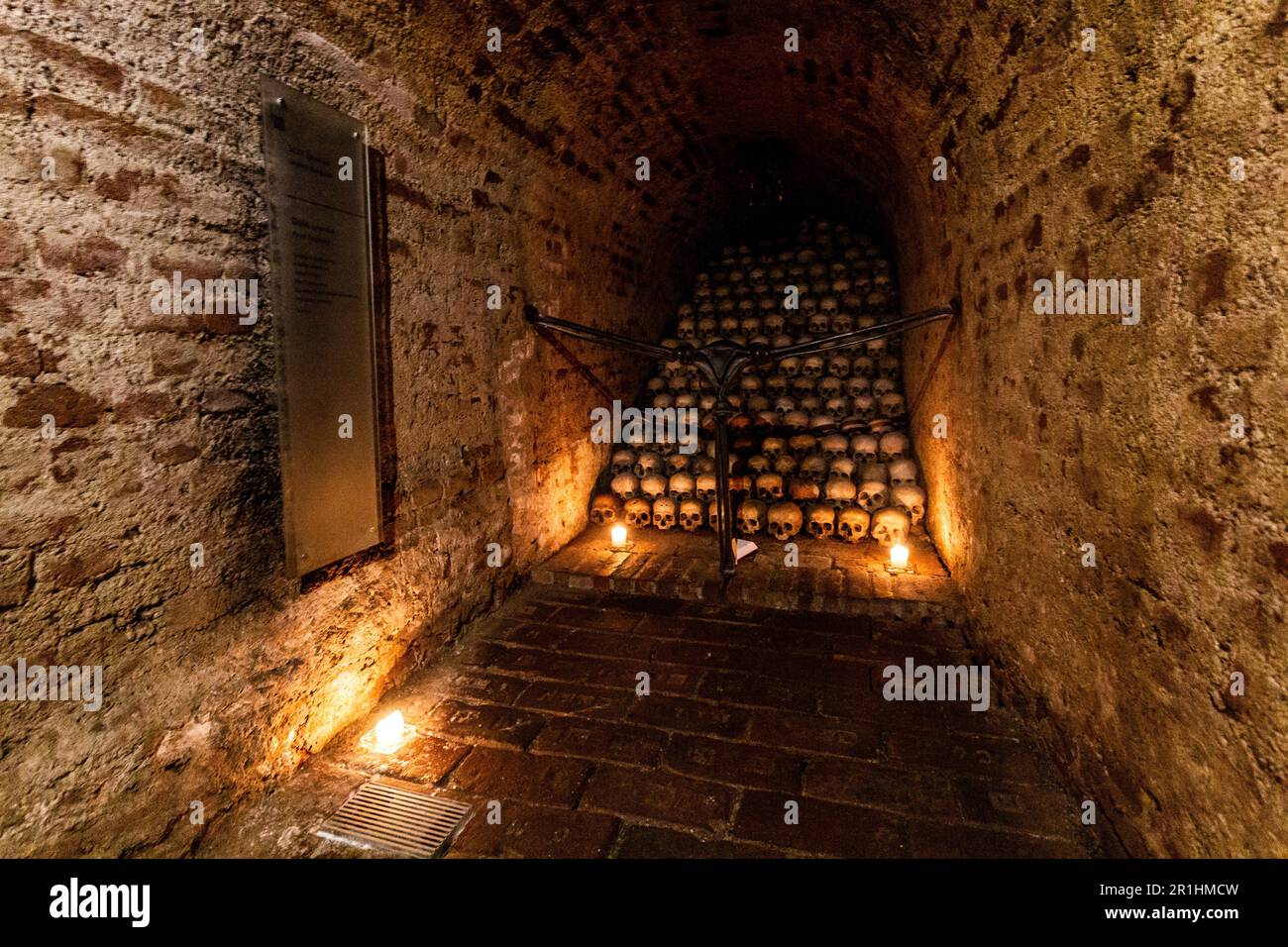 BRNO, TCHÉQUIE - 7 SEPTEMBRE 2021 : ossuaire souterrain sous l'église Saint-Laurent James à Brno, République tchèque Banque D'Images