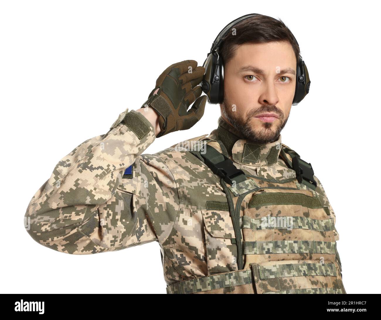 Soldat ukrainien en uniforme militaire et casque tactique actif sur fond blanc Banque D'Images