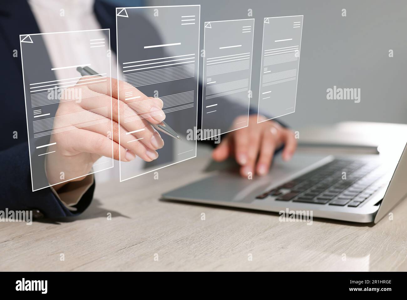 Concept de signature électronique. Femme travaillant sur un ordinateur portable à la table à l'intérieur, gros plan Banque D'Images