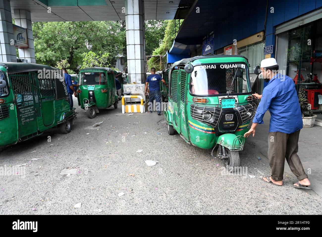 Dhaka, Bangladesh. 14th mai 2023. Les conducteurs de véhicules font la queue pour faire le plein de gaz naturel comprimé (GNC) dans une station GNC pendant la crise du gaz à Dhaka, Bangladesh, on 14 mai 2023 Credit: Mamunur Rashid/Alamy Live News Banque D'Images
