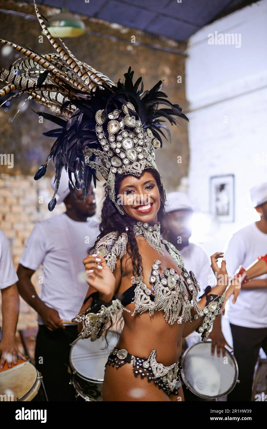 Danse, portrait et danseuse exotique se présentant avec un groupe au mardi gras ou au festival culturel. Spectacle, costume et danse féminine Banque D'Images