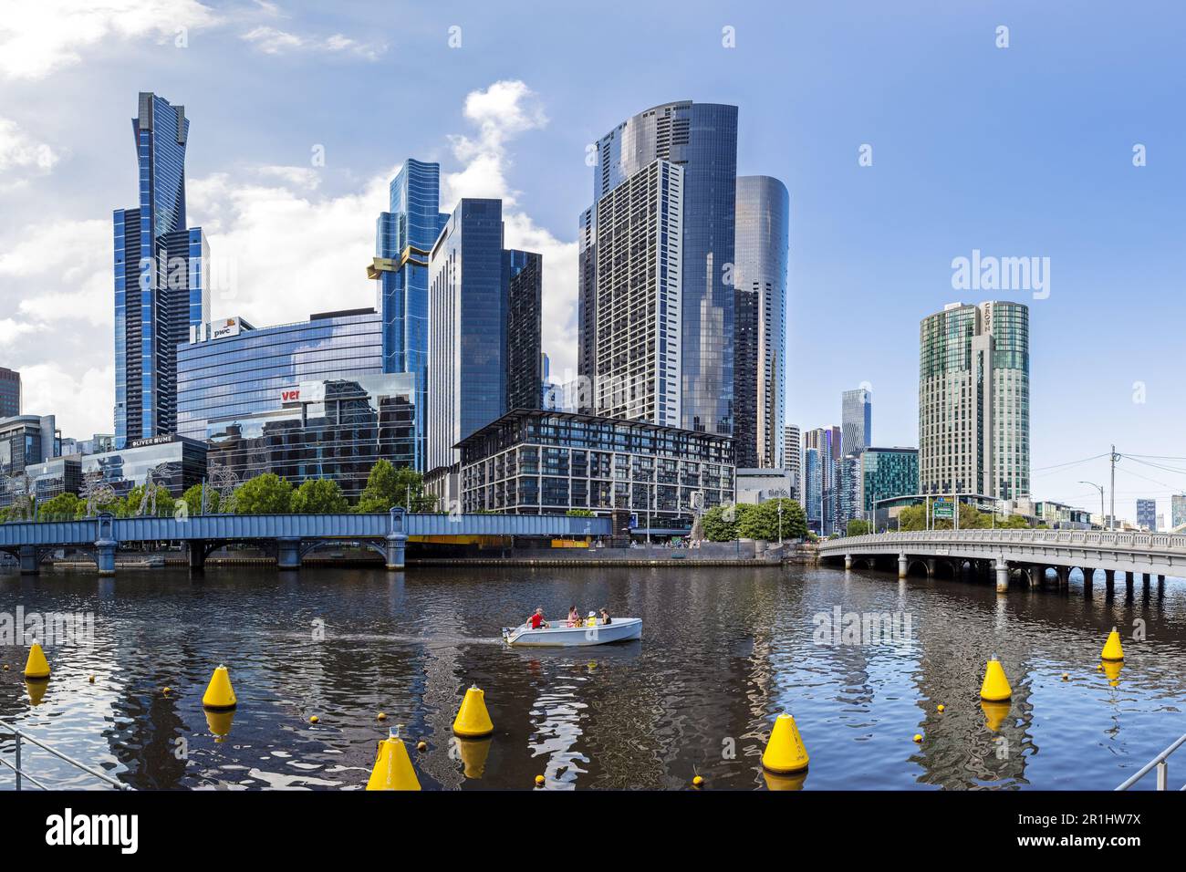 Melbourne, Australie - 21 janvier 2023 : panorama du front de mer de la ville depuis le fleuve Yarra. Une journée d'été avec les touristes appréciant une promenade dans un plaisir Banque D'Images