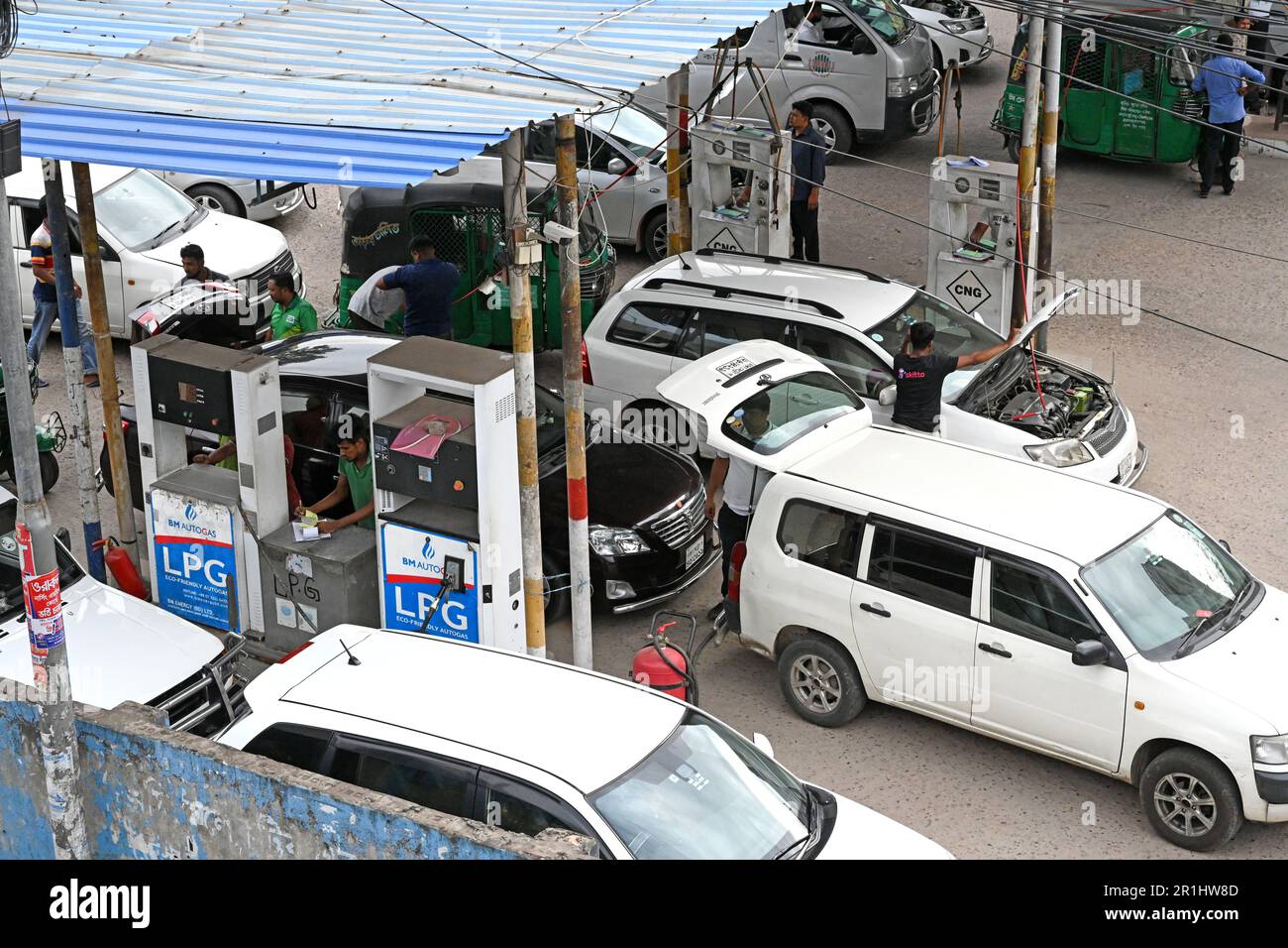 Dhaka, Bangladesh. 14th mai 2023. Les conducteurs de véhicules font la queue pour faire le plein de gaz naturel comprimé (GNC) dans une station GNC pendant la crise du gaz à Dhaka, Bangladesh, on 14 mai 2023 Credit: Mamunur Rashid/Alamy Live News Banque D'Images