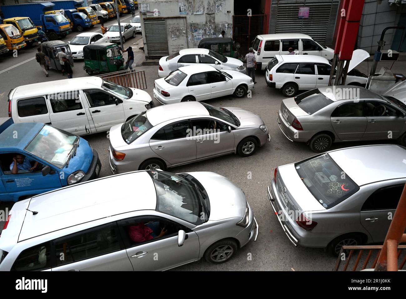 Dhaka, Bangladesh. 14th mai 2023. Les conducteurs de véhicules font la queue pour faire le plein de gaz naturel comprimé (GNC) dans une station GNC pendant la crise du gaz à Dhaka, Bangladesh, on 14 mai 2023 Credit: Mamunur Rashid/Alamy Live News Banque D'Images