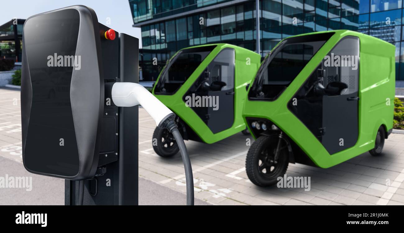 Tricycles électriques sur un parking pour LEV - véhicules électriques légers. Photo de haute qualité Banque D'Images