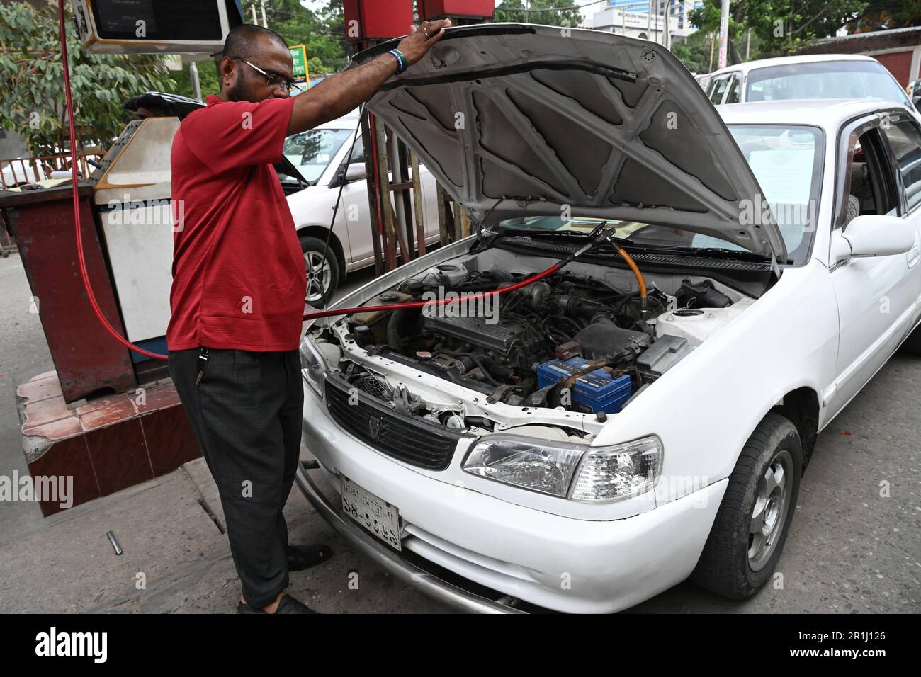 Dhaka, Bangladesh. 14th mai 2023. Les conducteurs de véhicules doivent remplir leurs véhicules de gaz naturel comprimé (GNC) à une station GNC pendant la crise du gaz à Dhaka, Bangladesh, on 14 mai 2023 Credit: Mamunur Rashid/Alamy Live News Banque D'Images