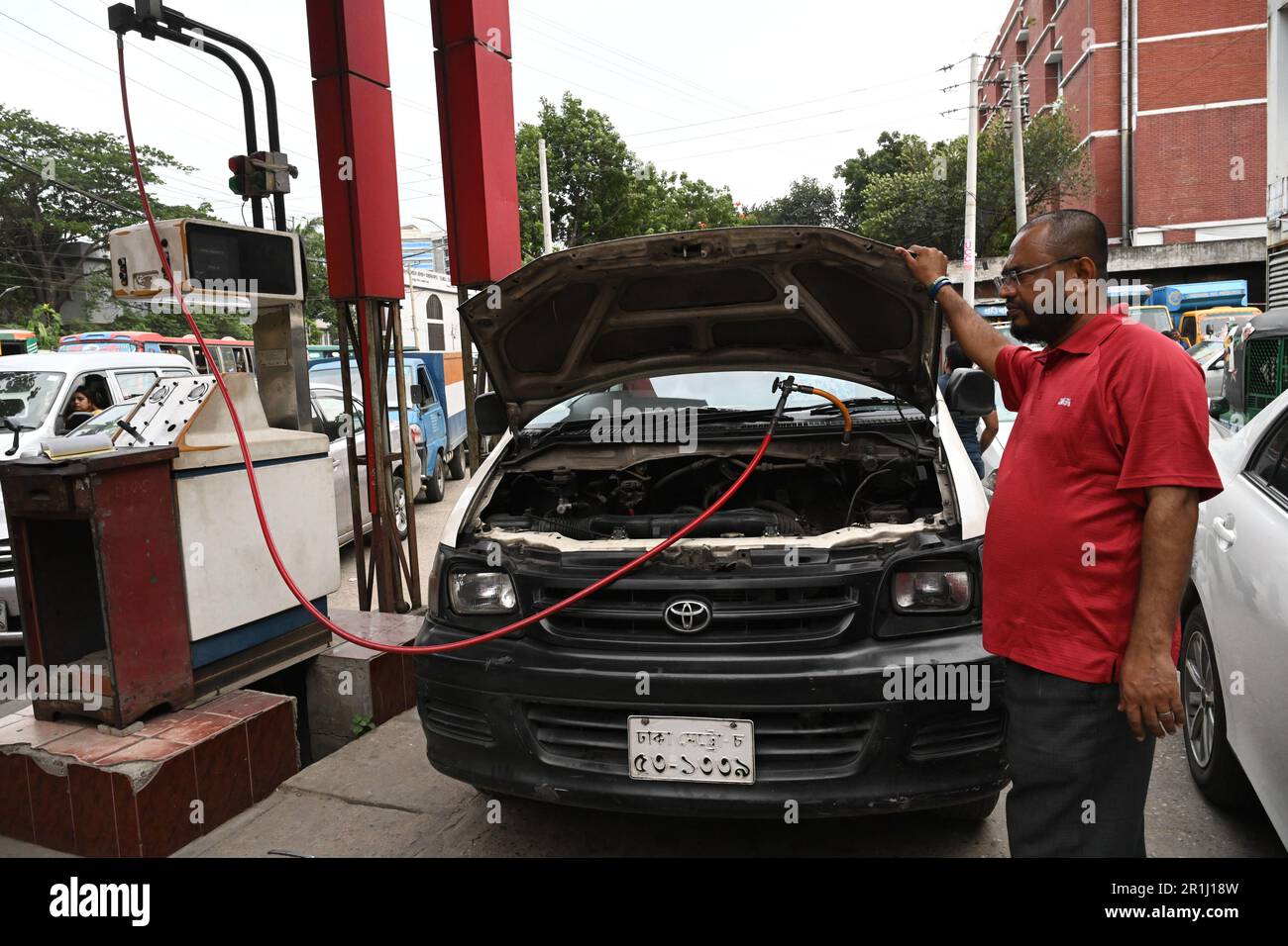 Dhaka, Bangladesh. 14th mai 2023. Les conducteurs de véhicules doivent remplir leurs véhicules de gaz naturel comprimé (GNC) à une station GNC pendant la crise du gaz à Dhaka, Bangladesh, on 14 mai 2023 Credit: Mamunur Rashid/Alamy Live News Banque D'Images