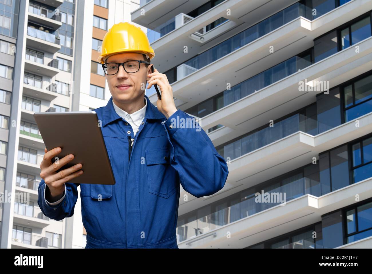 Ingénieur avec téléphone et tablette numérique. Photo de haute qualité Banque D'Images
