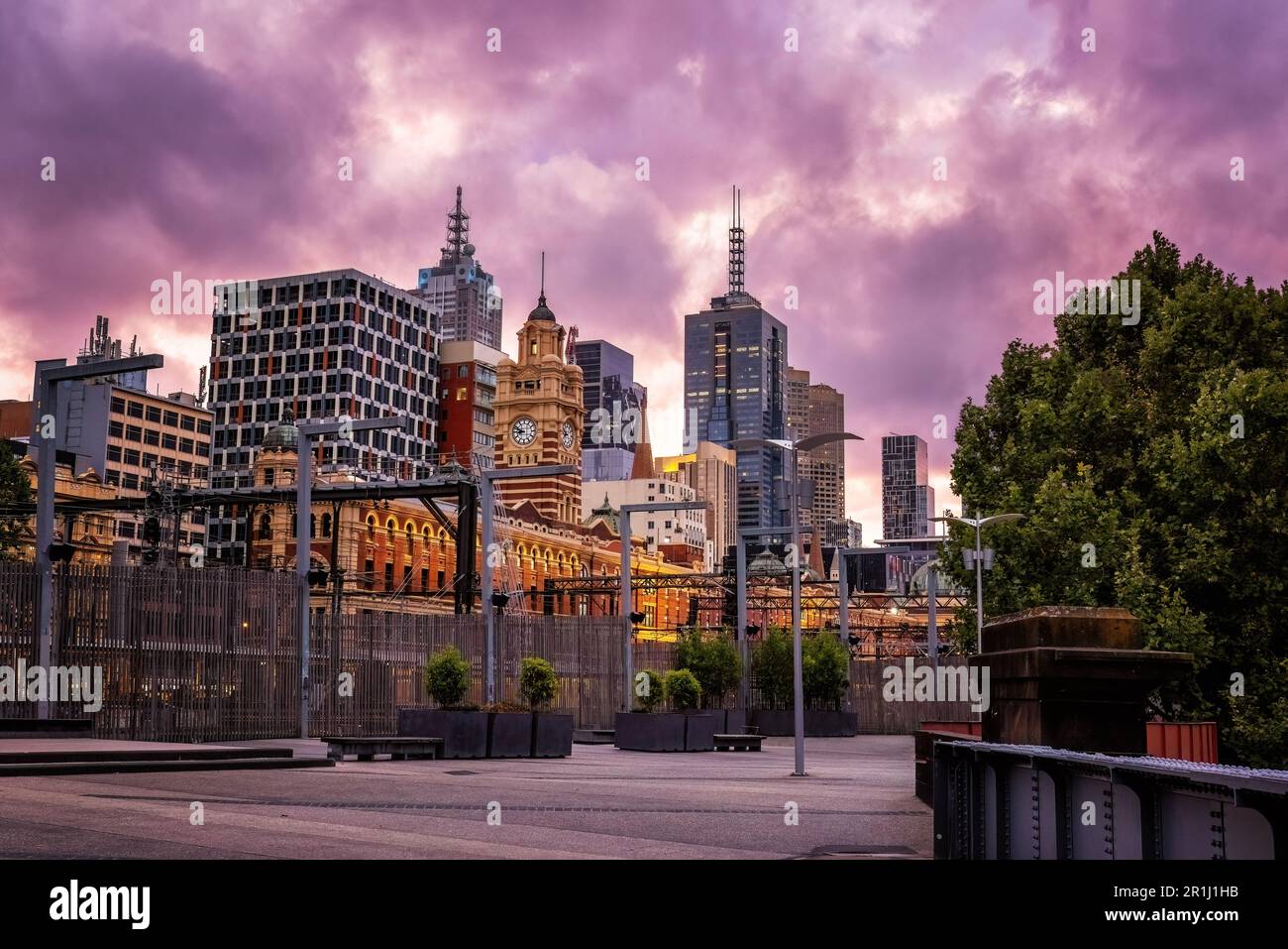 Le paysage urbain de Melbourne, avec la gare de Flinders Street au premier plan, au crépuscule de la passerelle le long des rives de la Yarra. Su. Rose vif Banque D'Images