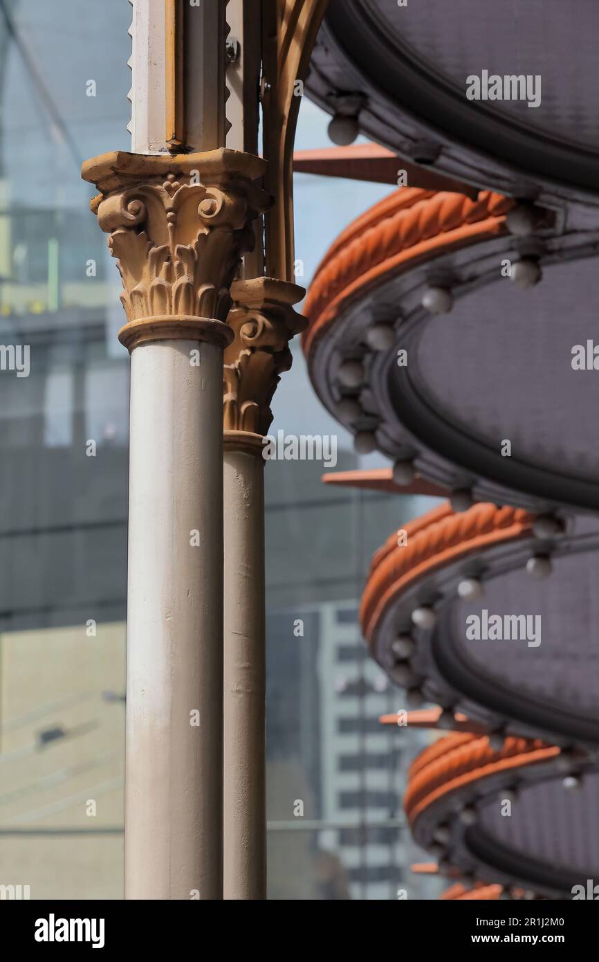 644 colonne double soutenant la véranda du bâtiment E.Way & Co. Et le centre commercial Meandering Grace Bros. Building Bing-Pitt Street Mall. Sydney-Australie. Banque D'Images