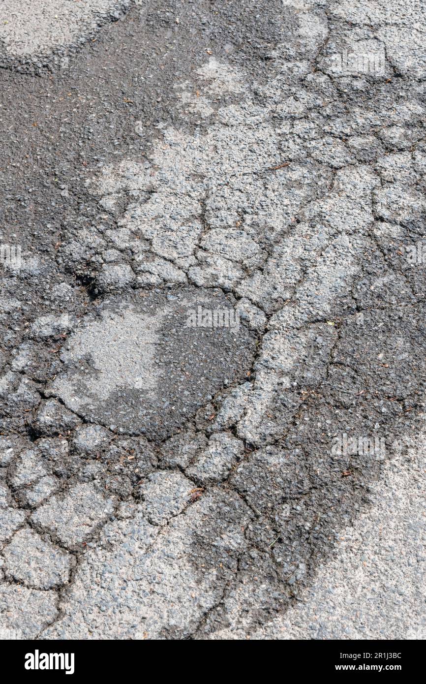 Dommages causés par le gel de la route / présence d'un alligator sur la surface du tarmac, entraînant une formation de pothole sur la route nationale du Royaume-Uni. Pour le concept de l'entretien des autoroutes, la surface de tarmac crasée Banque D'Images