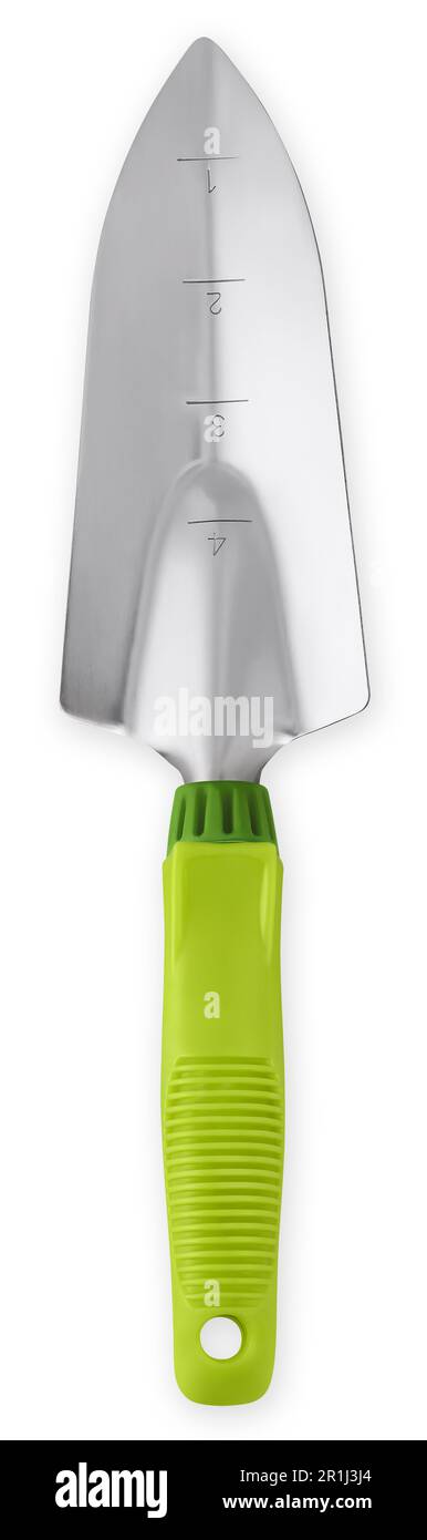 Équipement d'outils de jardinage. Truelle de jardin en métal avec poignée en plastique vert, vue de dessus isolée sur blanc avec passe-cheveux. Bannière pour travaux de plantation ou prod Banque D'Images