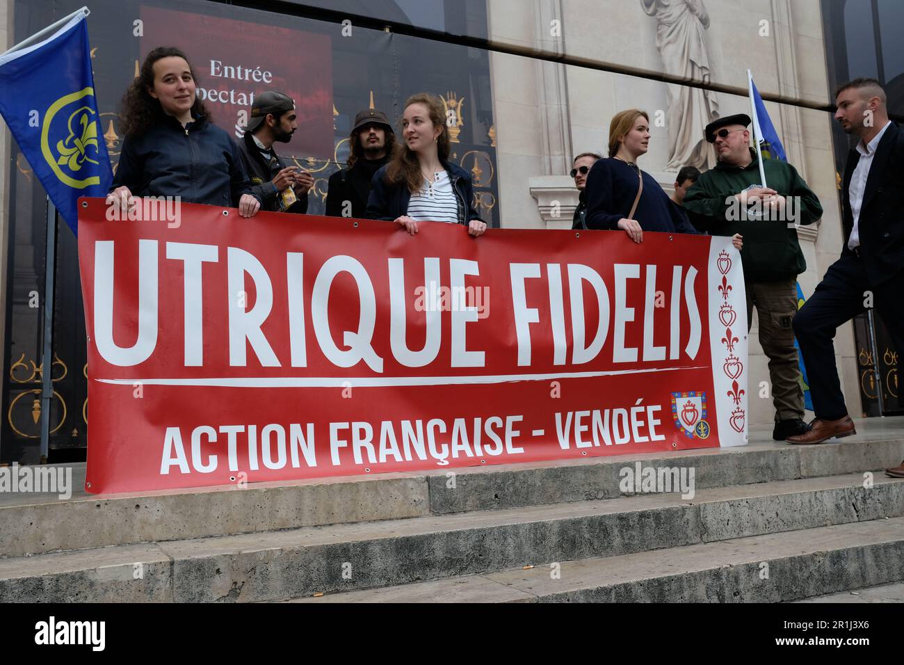 Les royalisttes d'action française ont été défilés dans Paris et ont été déplacés d'une gerbe au pied de la statue de Jeanne d'Arc, en public à bas-la-république Banque D'Images