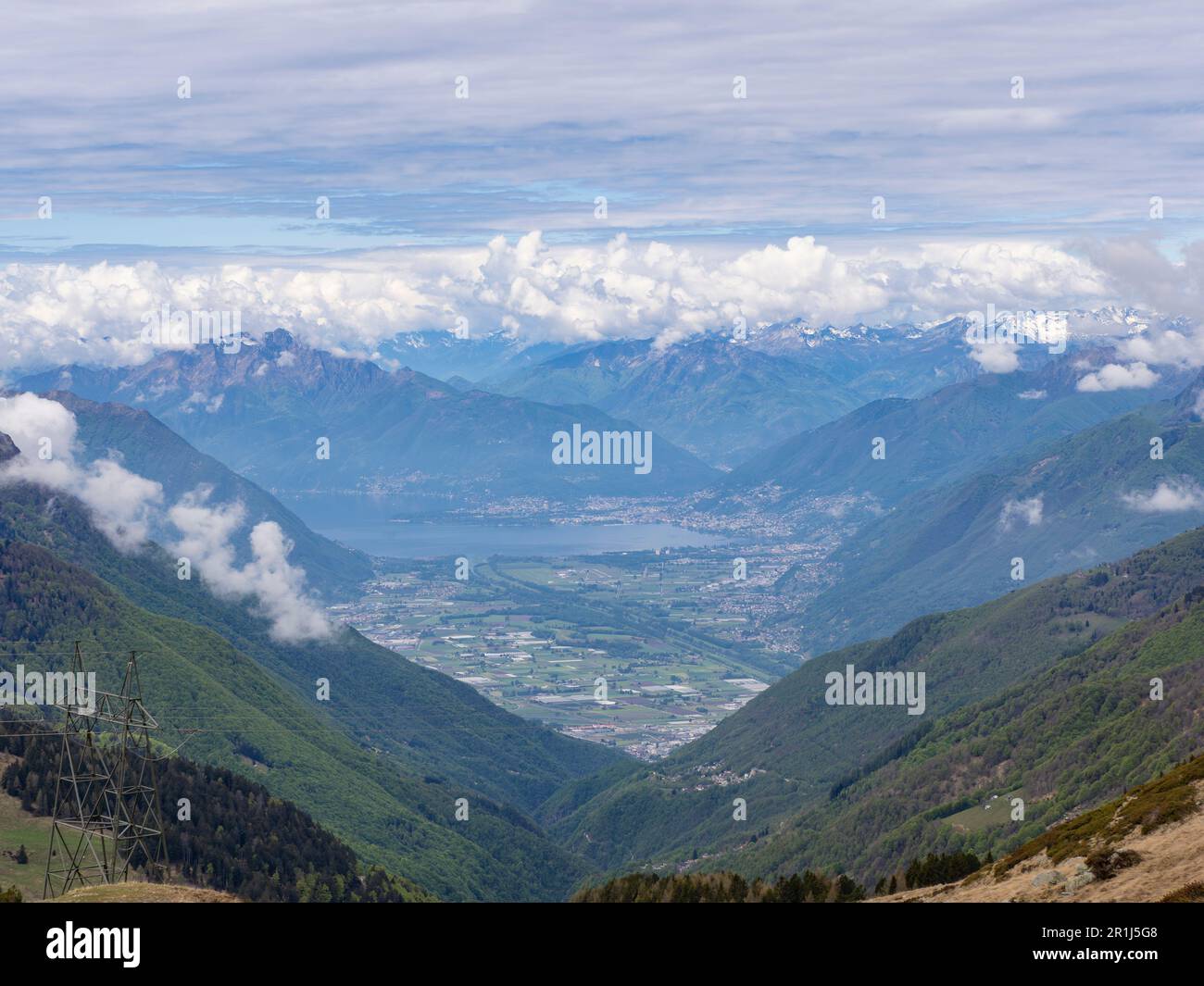 Vue sur la vallée de la Mesolcina depuis les alpes entre la Suisse et l'Italie Banque D'Images