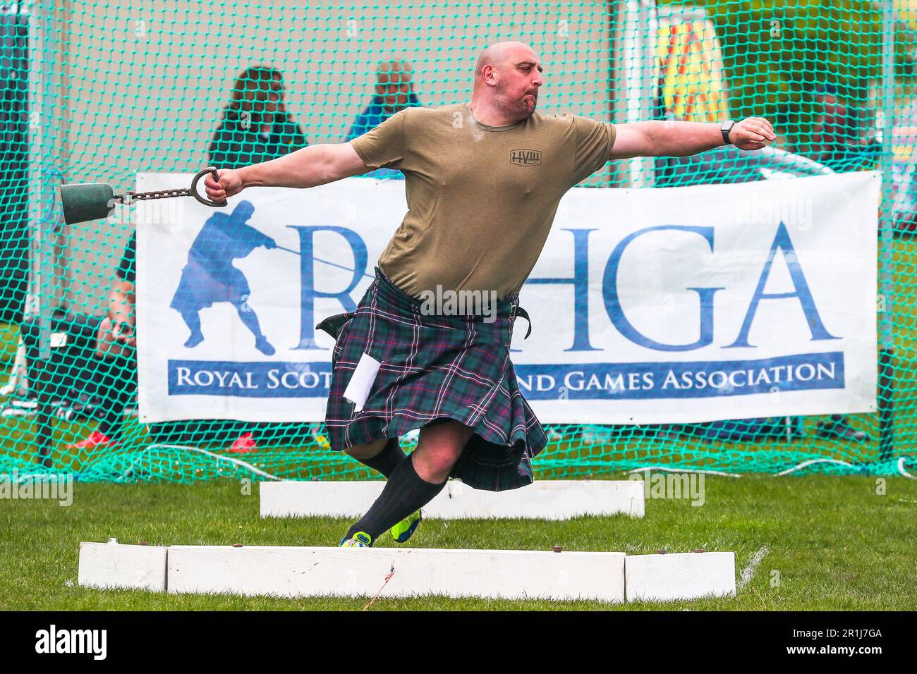 Gourock, Royaume-Uni. 14th mai 2023. Les premiers Jeux des Highlands de la saison 2023 ont eu lieu à Battery Park, Gourock, en Écosse, lorsque des concurrents de Scottish Country Dancing, Pipe Band et des concours traditionnels 'Scottish Highland Heavy' ont eu lieu. KYLE RANDAL jette le poids de 28lb. Crédit : Findlay/Alay Live News Banque D'Images