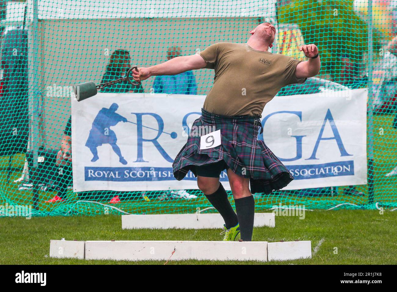 Gourock, Royaume-Uni. 14th mai 2023. Les premiers Jeux des Highlands de la saison 2023 ont eu lieu à Battery Park, Gourock, en Écosse, lorsque des concurrents de Scottish Country Dancing, Pipe Band et des concours traditionnels 'Scottish Highland Heavy' ont eu lieu. KYLE RANDAL jette le poids de 28lb. Crédit : Findlay/Alay Live News Banque D'Images