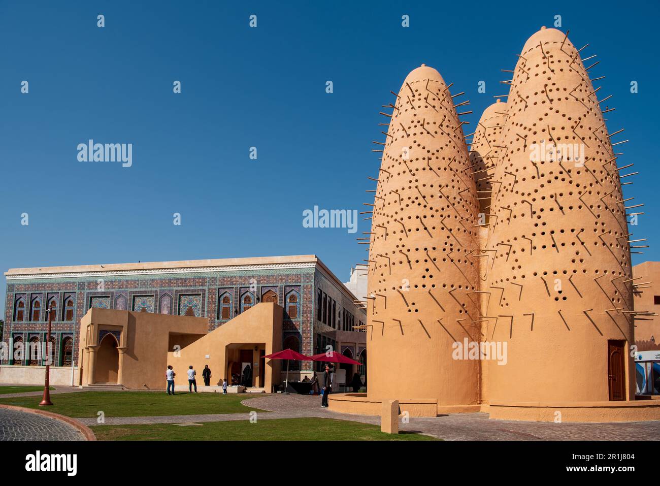 La Mosquée bleue et les trois tours de pigeon dans le village culturel de Katara, Doha, Qatar Banque D'Images
