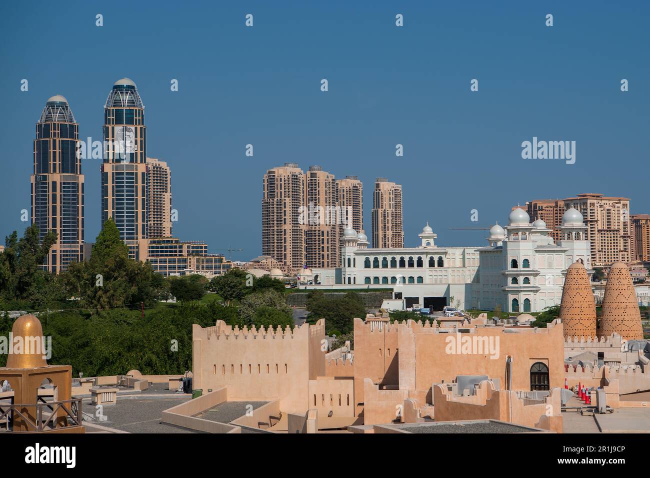 Vue depuis l'amphithéâtre sur les toits du village culturel de Katara et les gratte-ciel de Pearl Isalnd à Doha Banque D'Images