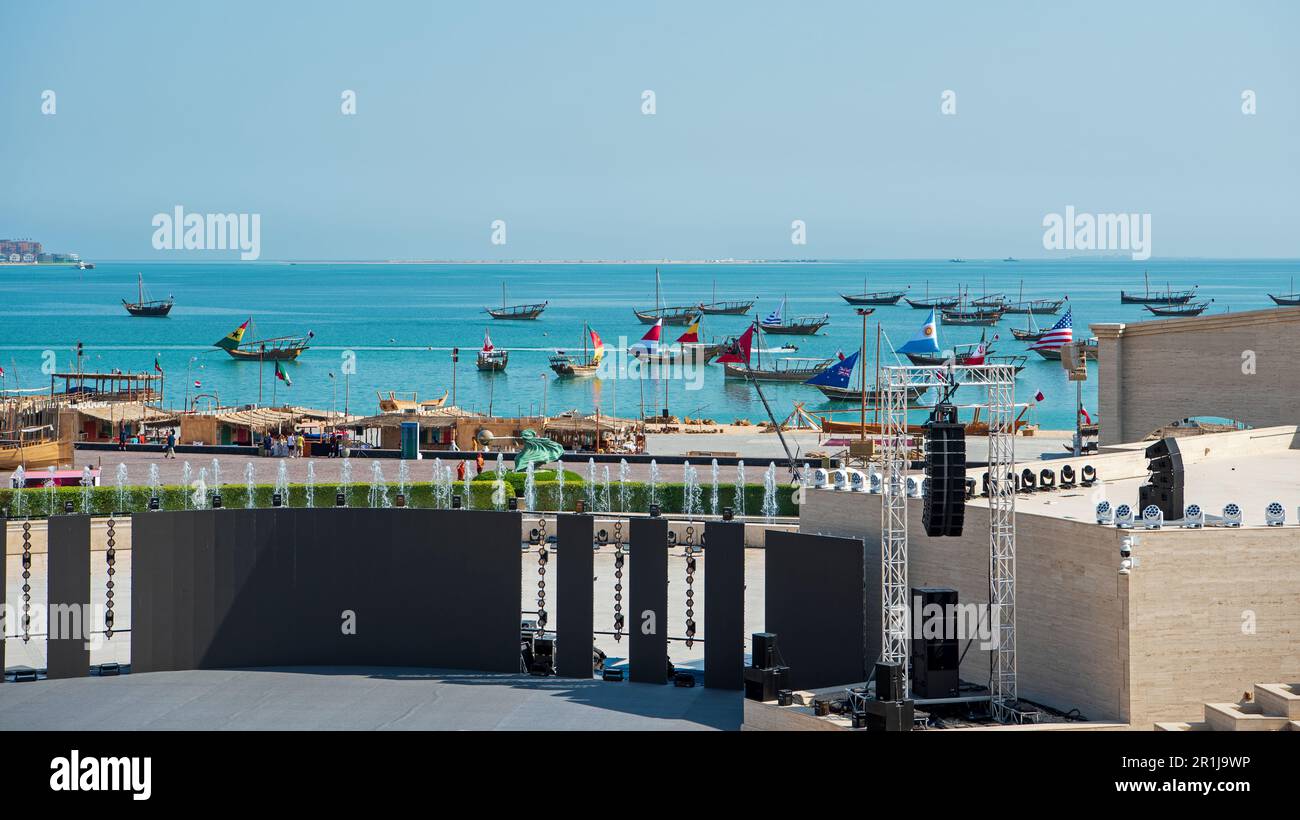 Vue depuis l'amphithéâtre du village culturel de Katara sur le port de Dhow, Doha, Qatar Banque D'Images