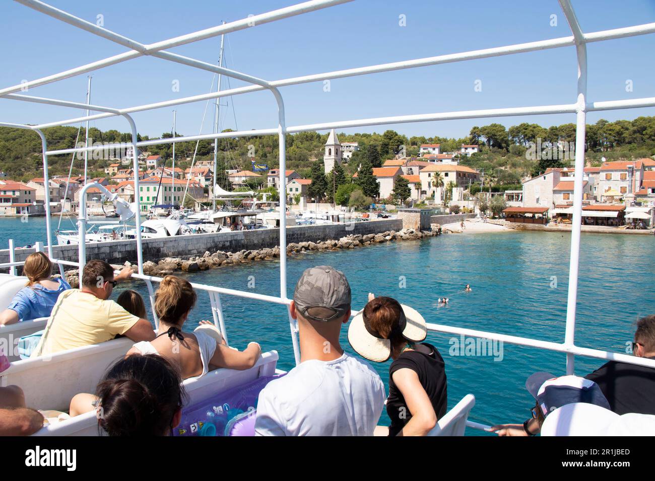Prvic Luka, Croatie - 22 juillet 2022: Passagers assis sur une terrasse d'un ferry de Jadrolinija, vue arrière Banque D'Images