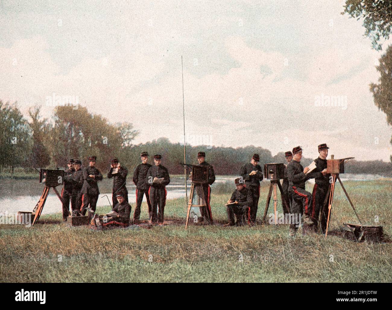 Images tirées de la vie d'un soldat, un album militaire français datant de 1890 intitulé 'L'album militaire. La photo montre un groupe de techniciens militaires pratiquant avec la caméra daguerréotype Banque D'Images