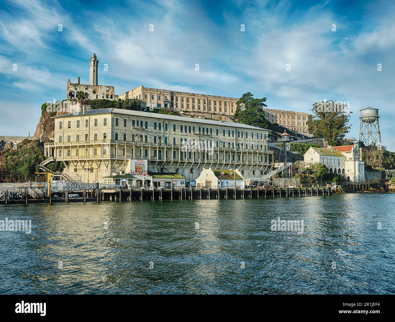 Le quai d'atterrissage de l'île d'Alcatraz est situé sur les eaux de la baie de San Francisco. Banque D'Images