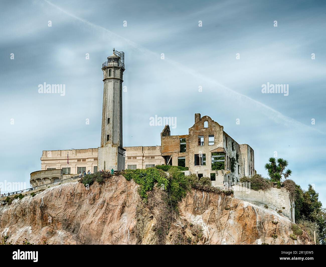 Une grande tour de garde se dresse au-dessus du pénitencier sur la colline du pénitencier fédéral d'Alcatraz. Banque D'Images