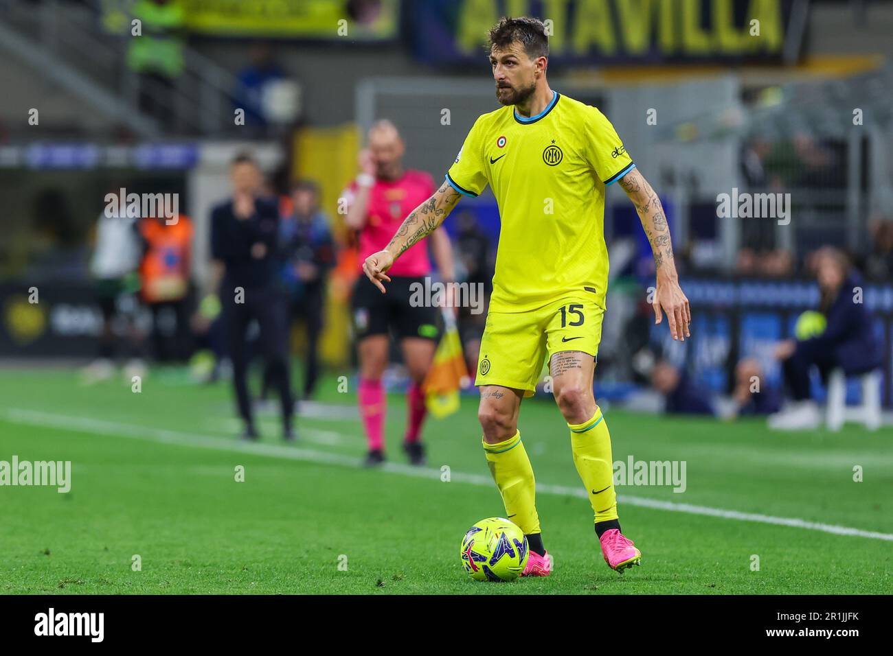 Milan, Italie. 13th mai 2023. Francesco Acerbi du FC Internazionale en action pendant la série Un match de football 2022/23 entre le FC Internazionale et l'US Sassuolo au stade Giuseppe Meazza. Score final: Inter 4:2 Sassuolo. (Photo de Fabrizio Carabelli/SOPA Images/Sipa USA) crédit: SIPA USA/Alay Live News Banque D'Images