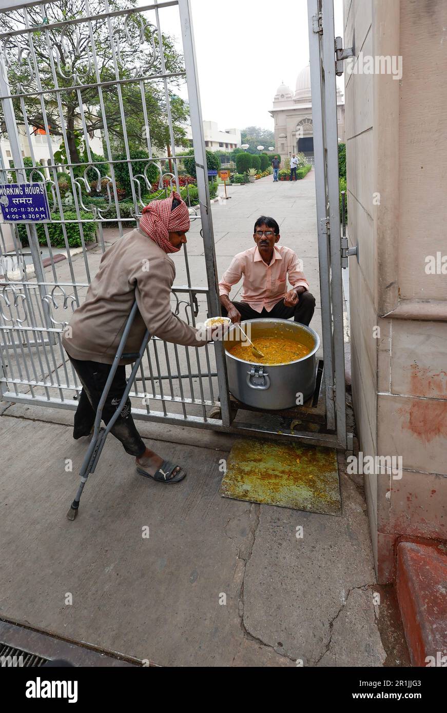 Ramakrishna Mission de la charité de New Delhi distribuant de la nourriture gratuite pour les défavorisés en face de l'Ashram à New Delhi, en Inde Banque D'Images
