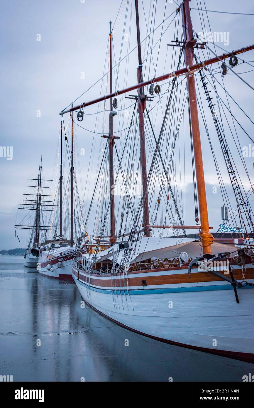 Yachts garés dans la marina en hiver vus du côté à Oslo Banque D'Images
