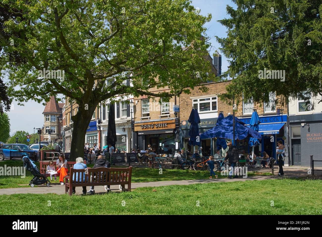 Bars et restaurants sur le green à Winchmore Hill, dans le nord de Londres, à la fin du printemps Banque D'Images