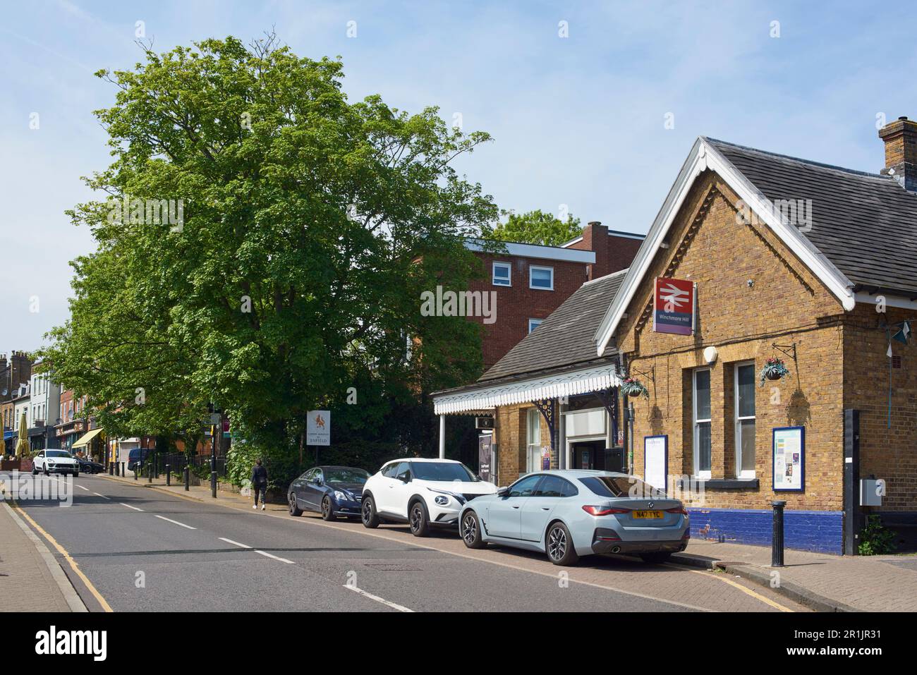 Station de Winchmore Hill, nord de Londres, en regardant Station Road vers le Green Banque D'Images