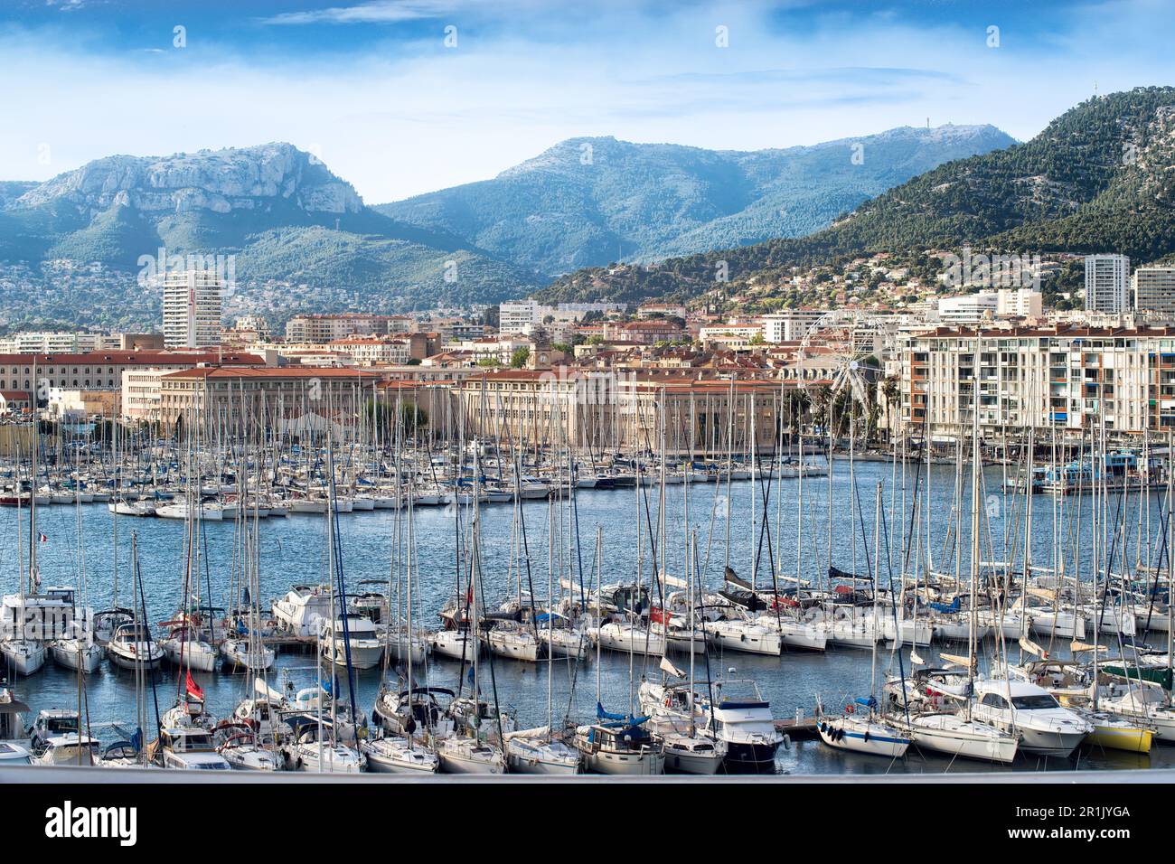 Voiliers dans le port de Toulon, fin de l'après-midi au printemps. Banque D'Images