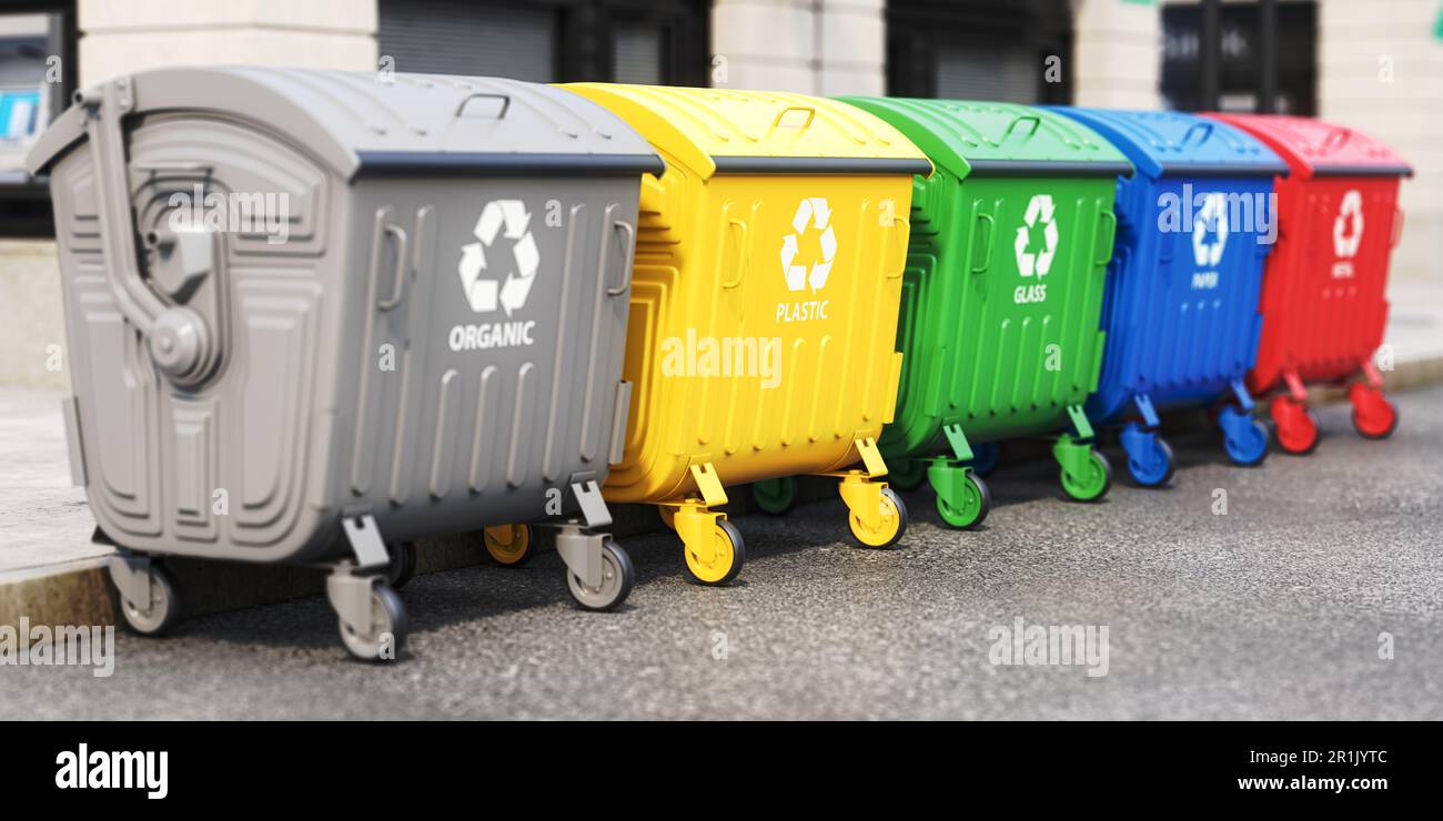 Conteneurs à ordures séparés dans une rue. Poubelles pour le plastique, le verre, le papier et les matières organiques. Séparer les déchets et le concept de recyclage des déchets Banque D'Images